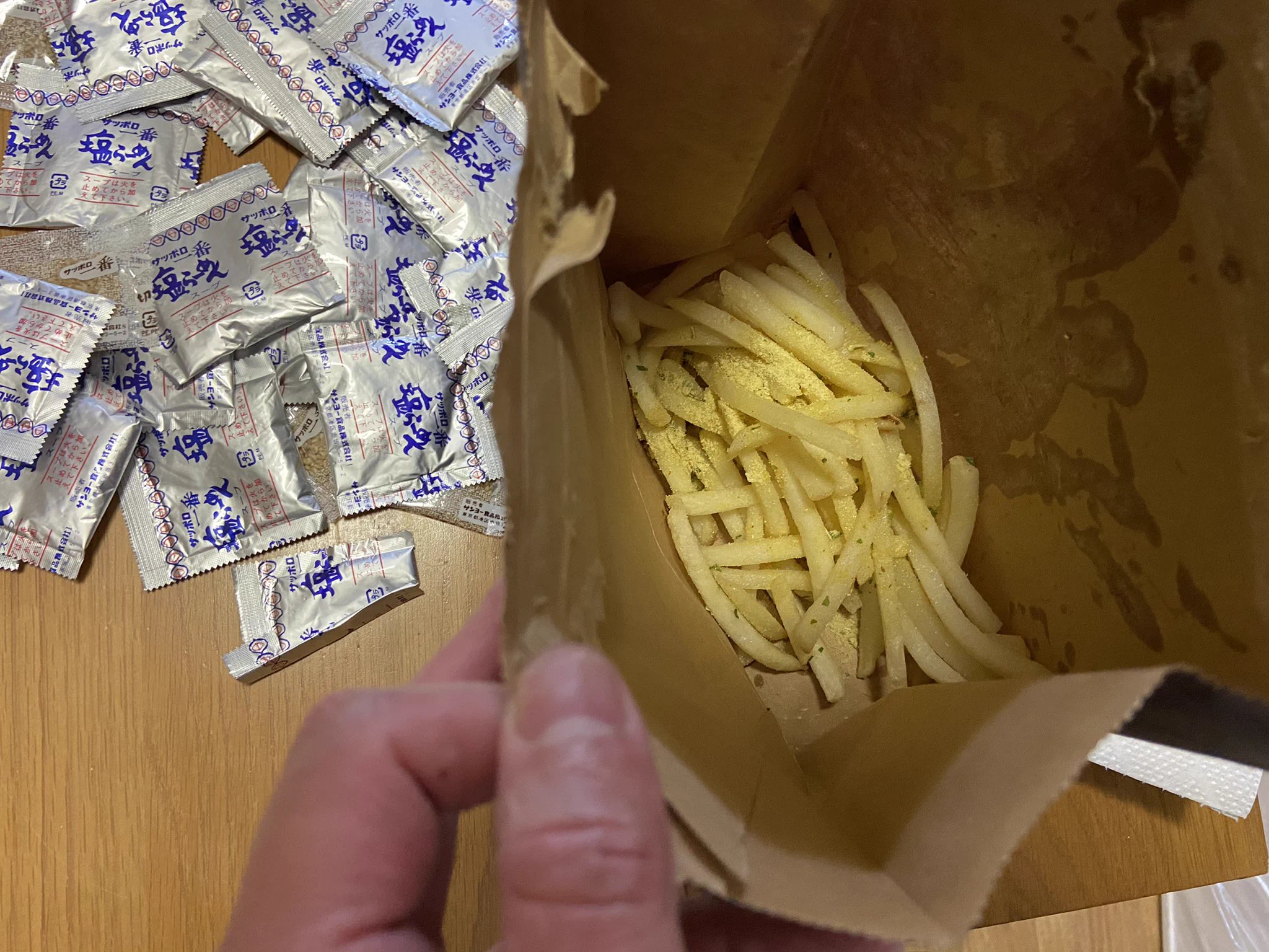 揚げたてのポテトの食べ方は？サッポロ一番塩ラーメンのスープで味付けするといい！