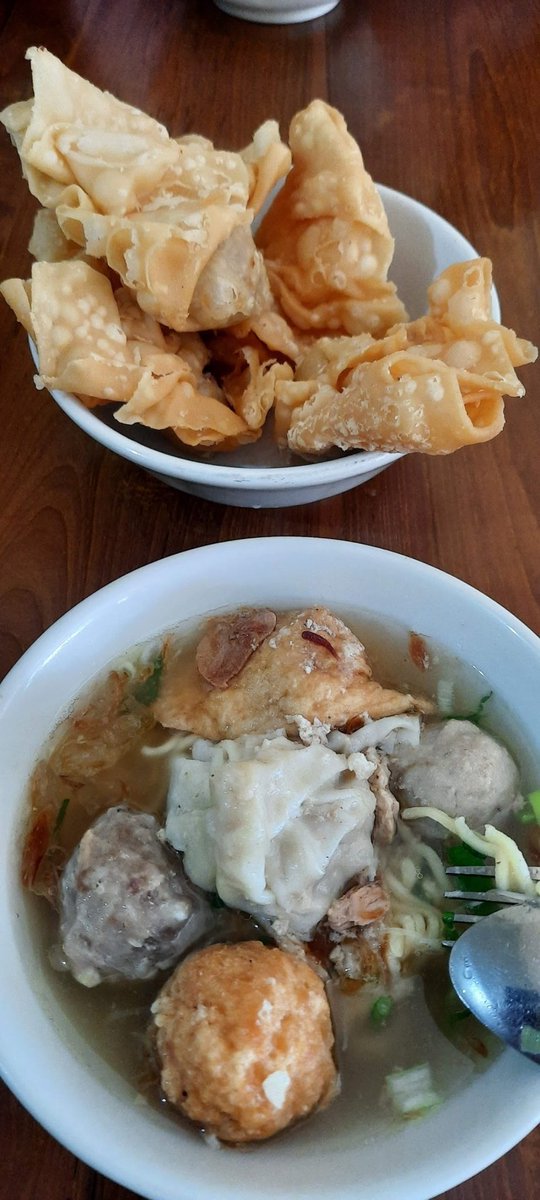 Bakwan malang itu dimanapun berada juga selalu menggunggah selera.
Tiada tanding,  tiada banding

Selamat makan kawans di hari Minggu siang