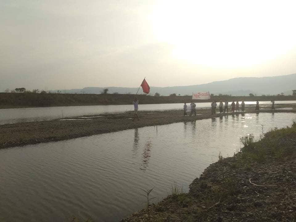 wyp_131's tweet photo. Youths from Yaw Region and GantGaw tsp, Magway Region gathered at MyitThar River and protest against Dictatorship today. #June6Coup #WhatsHappeningInMyanmar https://t.co/xoxlmLQd7L