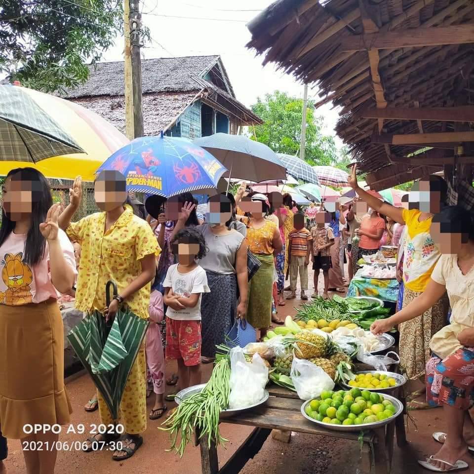 hsuTng's tweet photo. Anti-military protests took place at a market in Pandale Village, Launglone Township this morning. #RejectCoupRejectASEAN #June6Coup #WhatsHappeningInMyanmar https://t.co/N67uuUZPui