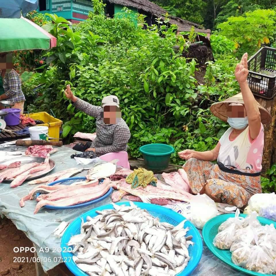 hsuTng's tweet photo. Anti-military protests took place at a market in Pandale Village, Launglone Township this morning. #RejectCoupRejectASEAN #June6Coup #WhatsHappeningInMyanmar https://t.co/N67uuUZPui