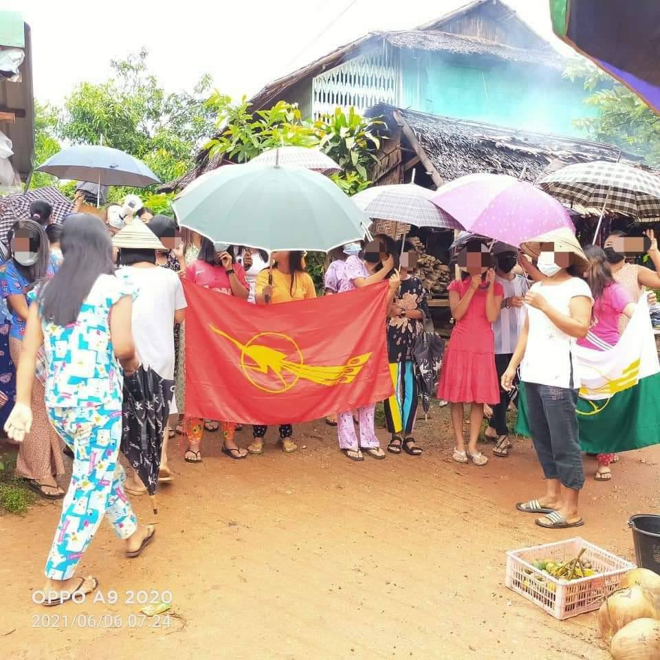 hsuTng's tweet photo. Anti-military protests took place at a market in Pandale Village, Launglone Township this morning. #RejectCoupRejectASEAN #June6Coup #WhatsHappeningInMyanmar https://t.co/N67uuUZPui
