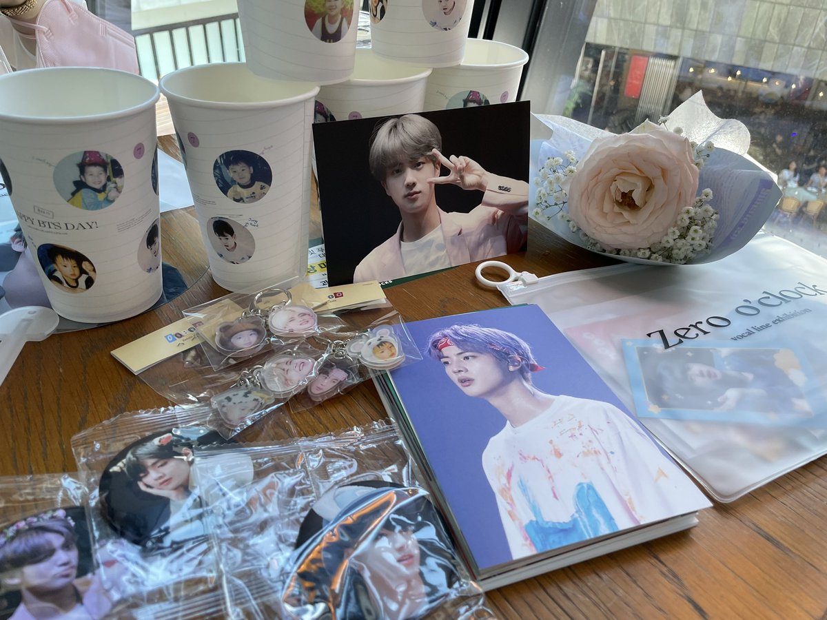 jinjinbaraba's tweet photo. @zero_oclock_bts 예쁜 전시회 친친 언니들과 잘 보고 갑니다💛 @bluepandar 뽑기 하다보니 엄청 뽑았네요 😅😅 3등도 2개 슬로건 되어서 박수도 받았어요ㅋㅋ 💜 굿즈 다 예뻐요👍🏻👍🏻🥰🥰 💕#Butter #Zerooclock #SEOKJIN #김석진 #석진 #지민 #태형 #정국 #서울 #bts #bts전시회 #강남역 https://t.co/cdnwWVi8TF