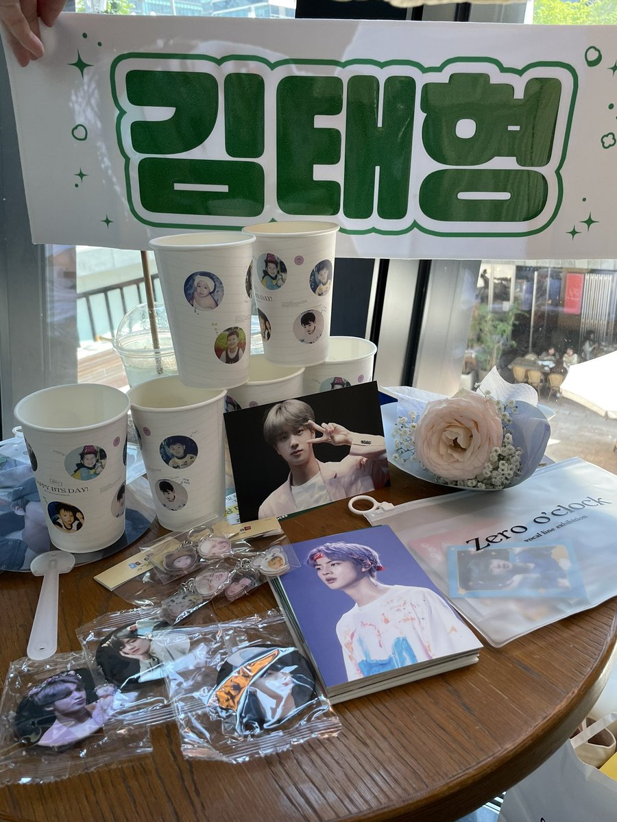 jinjinbaraba's tweet photo. @zero_oclock_bts 예쁜 전시회 친친 언니들과 잘 보고 갑니다💛 @bluepandar 뽑기 하다보니 엄청 뽑았네요 😅😅 3등도 2개 슬로건 되어서 박수도 받았어요ㅋㅋ 💜 굿즈 다 예뻐요👍🏻👍🏻🥰🥰 💕#Butter #Zerooclock #SEOKJIN #김석진 #석진 #지민 #태형 #정국 #서울 #bts #bts전시회 #강남역 https://t.co/cdnwWVi8TF