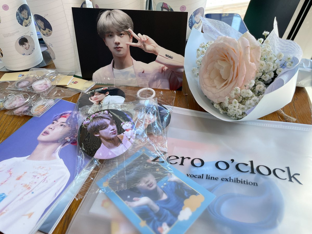 jinjinbaraba's tweet photo. @zero_oclock_bts 예쁜 전시회 친친 언니들과 잘 보고 갑니다💛 @bluepandar 뽑기 하다보니 엄청 뽑았네요 😅😅 3등도 2개 슬로건 되어서 박수도 받았어요ㅋㅋ 💜 굿즈 다 예뻐요👍🏻👍🏻🥰🥰 💕#Butter #Zerooclock #SEOKJIN #김석진 #석진 #지민 #태형 #정국 #서울 #bts #bts전시회 #강남역 https://t.co/cdnwWVi8TF