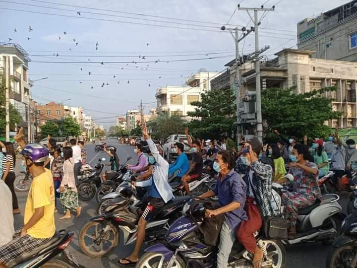 b3rry_y's tweet photo. Education Family Strike of Aung Myay Thar San in Mandalay marched with motorcycles against the dictatorship.
#RejectCoupRejectASEAN
#WhatsHappeningInMyanmar
#June6Coup https://t.co/unBkvvFZtt
