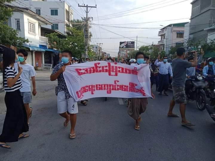 b3rry_y's tweet photo. Education Family Strike of Aung Myay Thar San in Mandalay marched with motorcycles against the dictatorship.
#RejectCoupRejectASEAN
#WhatsHappeningInMyanmar
#June6Coup https://t.co/unBkvvFZtt