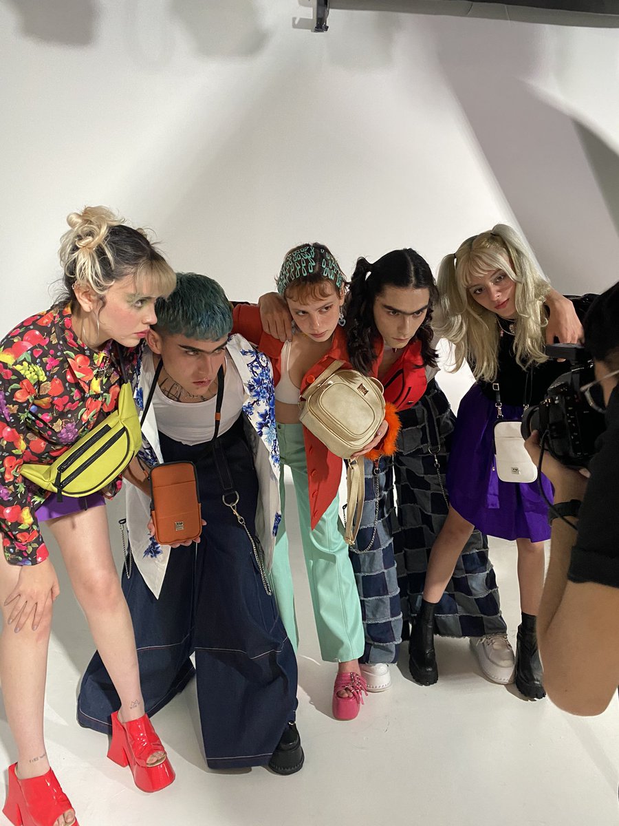 MariaCometa's tweet photo. De vuelta al 2.035 en mi styling de hoy para Zussa 🤩🤩🤩 #DigitalBabes https://t.co/OIIlBTvNXV