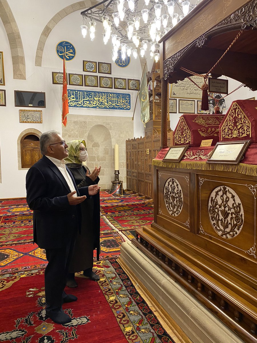 baskanmemduhbyk's tweet photo. Sabahın bu güzel saatlerinde eşim Dr. Necmiye Hanım ile birlikte manevi havasını teneffüs ederken huzur bulduğumuz Şeyh Hamid-i Veli Somuncu Baba Türbesi’ni ziyaret ettik. Herkese hayırlı pazarlar diliyorum. ☺️ https://t.co/6INUazXqHG