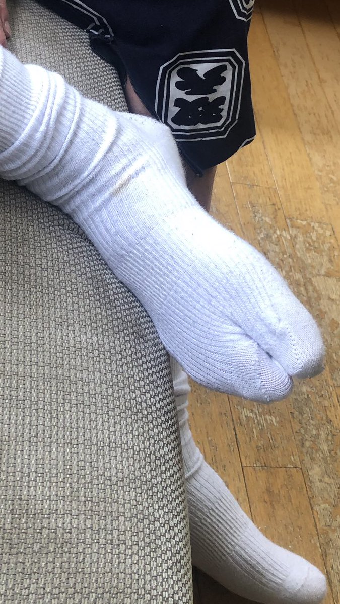 赤井英和の嫁 佳子 赤井は靴下の親指の所をこうする なんか気持ちええねん らしい T Co 9zj3rkaaua Twitter