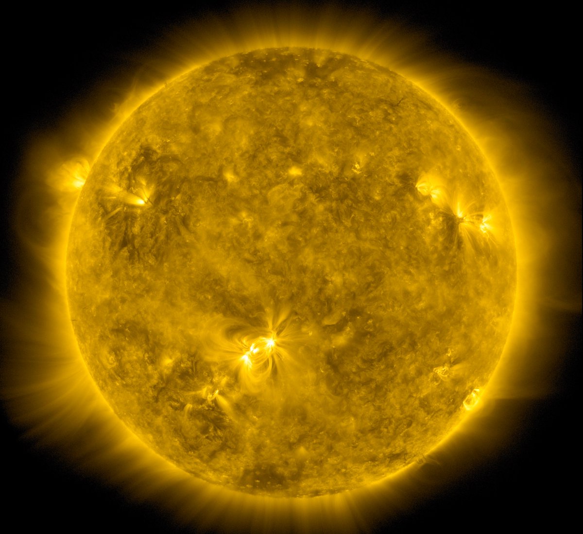 Die erdzugewandte Seite der Sonne in gelber Wellenlänge beziehungsweise Farbe. 