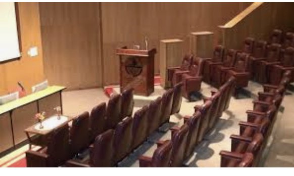 بصفتي محاضر جامعي 
وجدت أن هنالك الكثير من الطلبة المميزين والمتفوقين دراسيا ولديهم الموهبة في أن يكونوا في موقع المحاضر ،، ولكن للأسف قتلنا تلك الموهبة وتركناها تتجه إلى طريق آخر واستمر جلب المحاضر الاجنبي ليستمر تغرب المحاضر العماني في وطنه!
#أوقفوا_شركات_التوظيف1