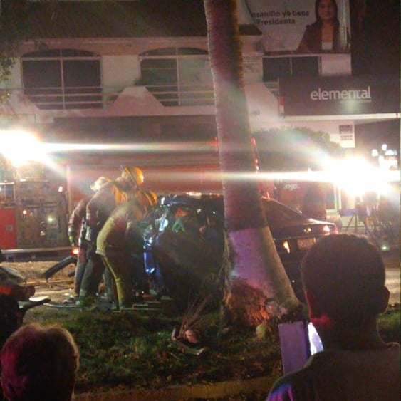 CivilBomberos's tweet photo. #AlMomento 

Se atiende accidente vehicular sobre la avenida general Lázaro cárdenas Colonia las brisas.
Disminuyan su velocidad al circular por la zona.

 #PCManzanillo
Nuestros números son:📲314 3367300 ó puedes mandar 📨📸 WhatsApp
https://t.co/0qlmdGJ85p https://t.co/HtK7Nioe3N