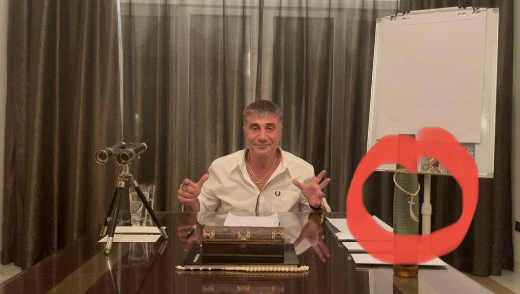 Damlaa6262's tweet photo. Sedat Peker in kılıç merakı alevileri sevdiğinden değil de eli kanlı bir katil olduğundan olabilir mi?

#sedatpeker9 https://t.co/Wxfua2rIYG