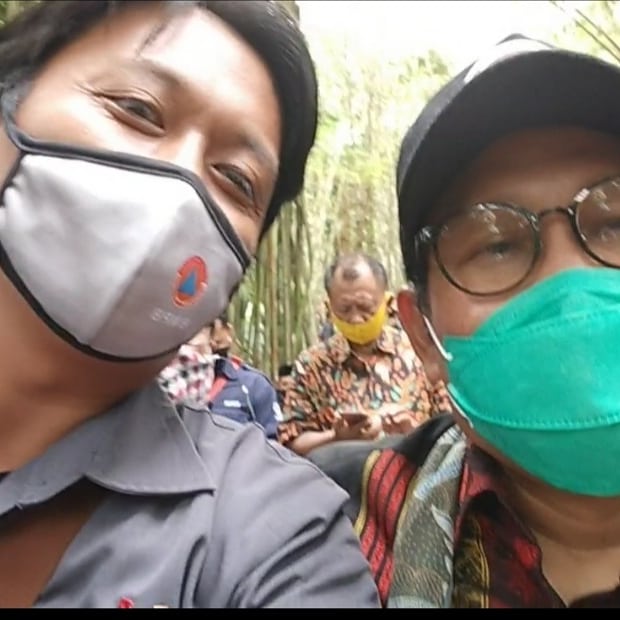 Semoga Sehat Selalu Gus Menteri
#GusMenteriSambangDeso
#tpplumajang
#tppjatim

<a href="/jokowi/">Joko Widodo</a> 
<a href="/halimiskandarnu/">ABDUL HALIM ISKANDAR</a>
@Kemendespdtt
<a href="/thoriqul_haq/">CAK THORIQ</a>
<a href="/azzameldzikrie/">#SantriIndonesia</a> 
<a href="/tppkemendes/">TPP KEMENDES</a> 
<a href="/ahmad_dewanto/">Andry Dewanto Ahmad Ahmad</a>
<a href="/Mift4hulMunir/">Miftahul Munir</a>