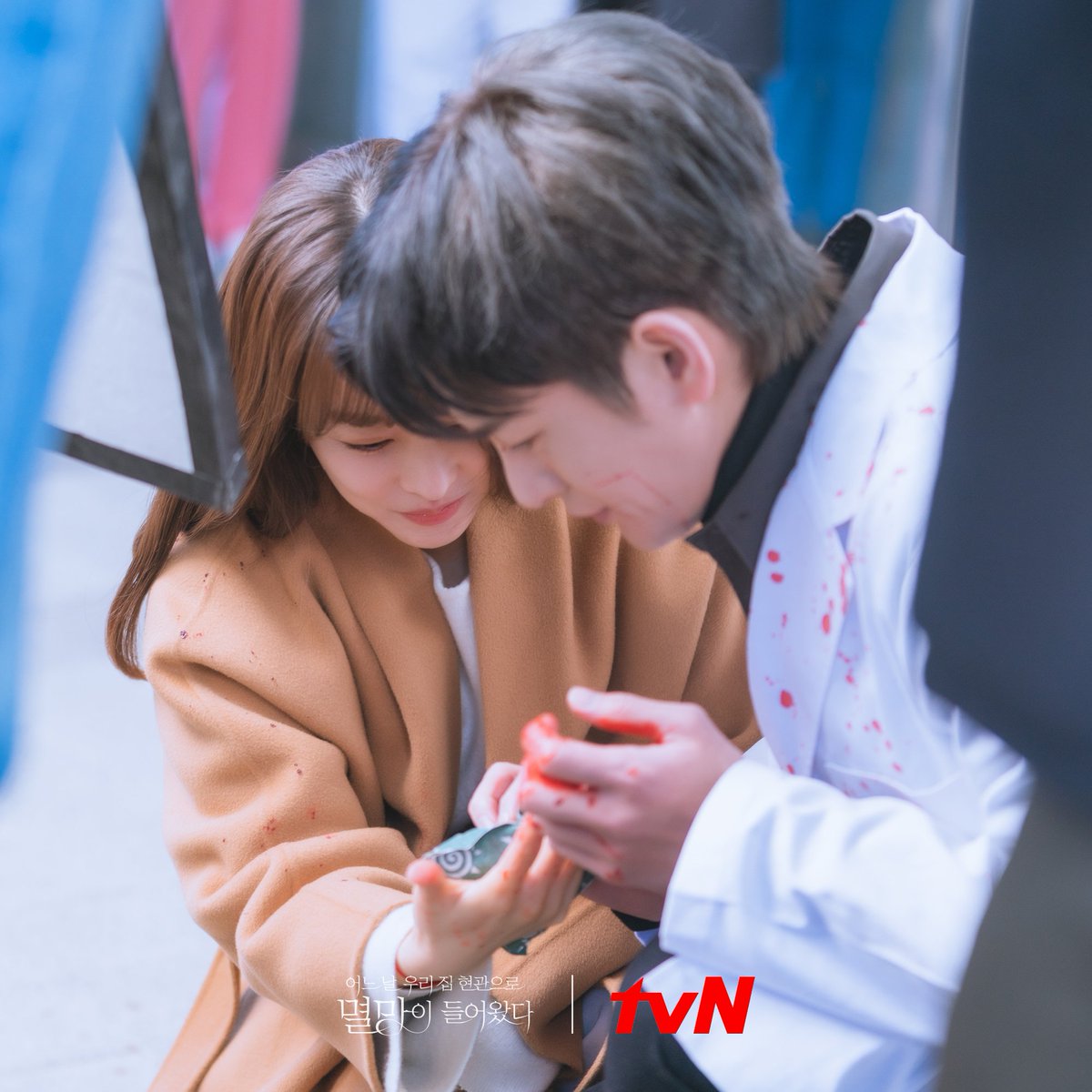 동경💜멸망 울 꽃비들 꿀 떨어져요🍯
보는 저는 꿀벌이 되어 달려 들겠어요🐝

매주 [월화] 밤 9시 tvN

#어느날우리집현관으로멸망이들어왔다
#멸망 #doomatyourservice #tvN #월화드라마
#박보영 #서인국 #이수혁 #강태오 #신도현