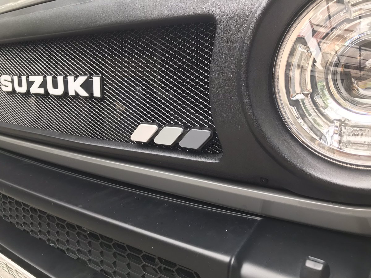 AQURA41312982's tweet photo. ちょっとお着替え❗️
#ジムニーシエラ
#フロントグリル
#MOTORAGE
#TacoVinyl
#グリルバッジ https://t.co/2kW4bdjgMa