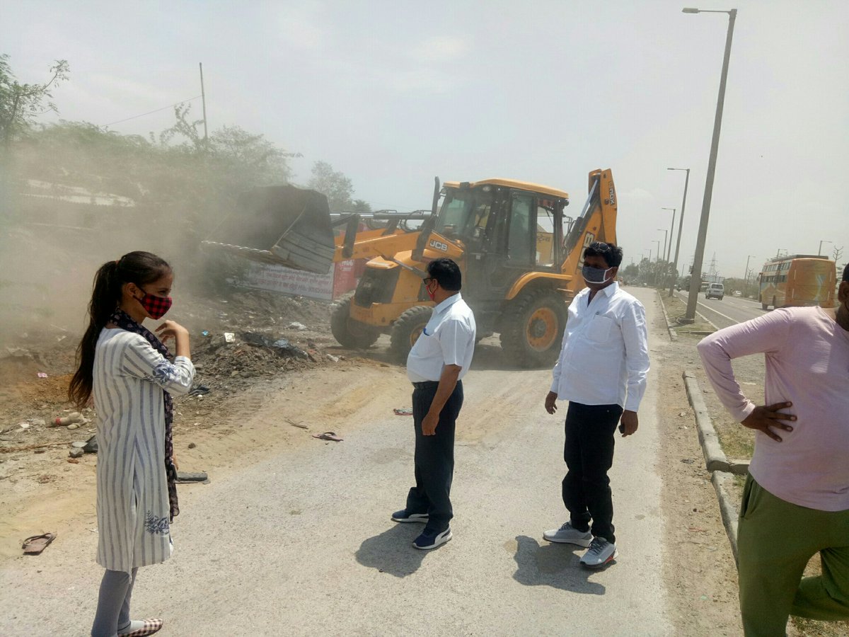 " मेरा गांव एवं स्वच्छ गांव " अभियान के अंतर्गत ग्राम पंचायत गोरा मछिया विकास खण्ड बड़ा गाँव में सफाई का कार्य कराया जा रहा है ।