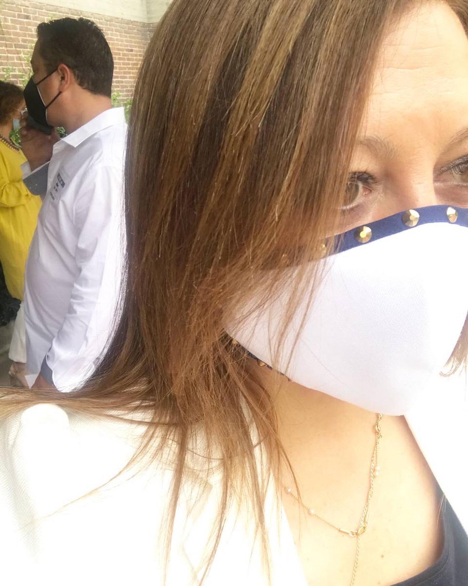 CintaTenorio's tweet photo. Mi @CristinaBel19 me regaló esta mascarilla tan preciosa para un día precioso. #MICRIS #comunionJuan #Presumodeamiga #Compartiresvivir #Suertelamía #TortosalCor https://t.co/PGtCFq3KDF