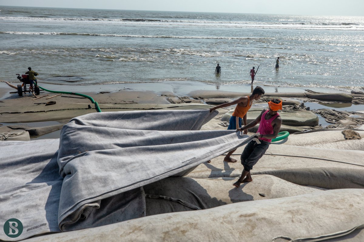 tbsnewsbd's tweet image. Protecting the beach 
Photo: Mumit M/TBS
#beach #geofabric #beachprotection #waves #sea #seabeach #coxsbazar #coxsbazarbeach #coastal #coastalarea #coastalembankment #longestsea #Himchhori #seasonal #cyclone #seasonalcyclone #bangladesh #TBSphoto #TBSNews