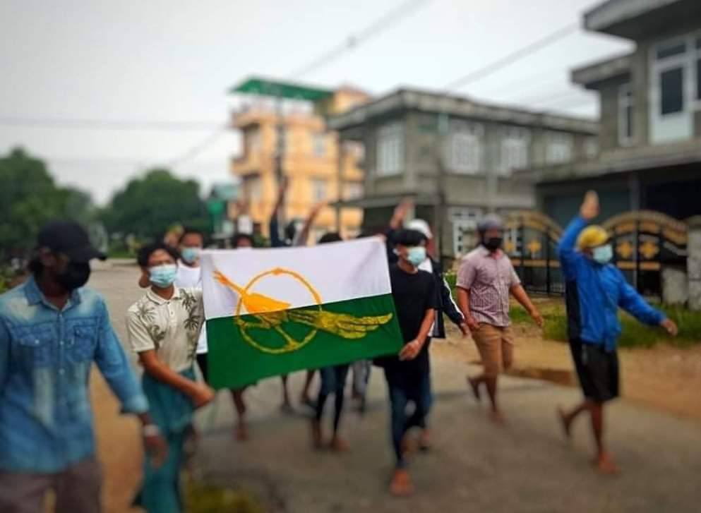 yesssliao's tweet photo. Students from Dawei staged a guerrilla dawn strike to demand the removal of dictators. #RejectCoupRejectASEAN #June6Coup #WhatsHappeningInMyanmar https://t.co/BjSvcba8MT