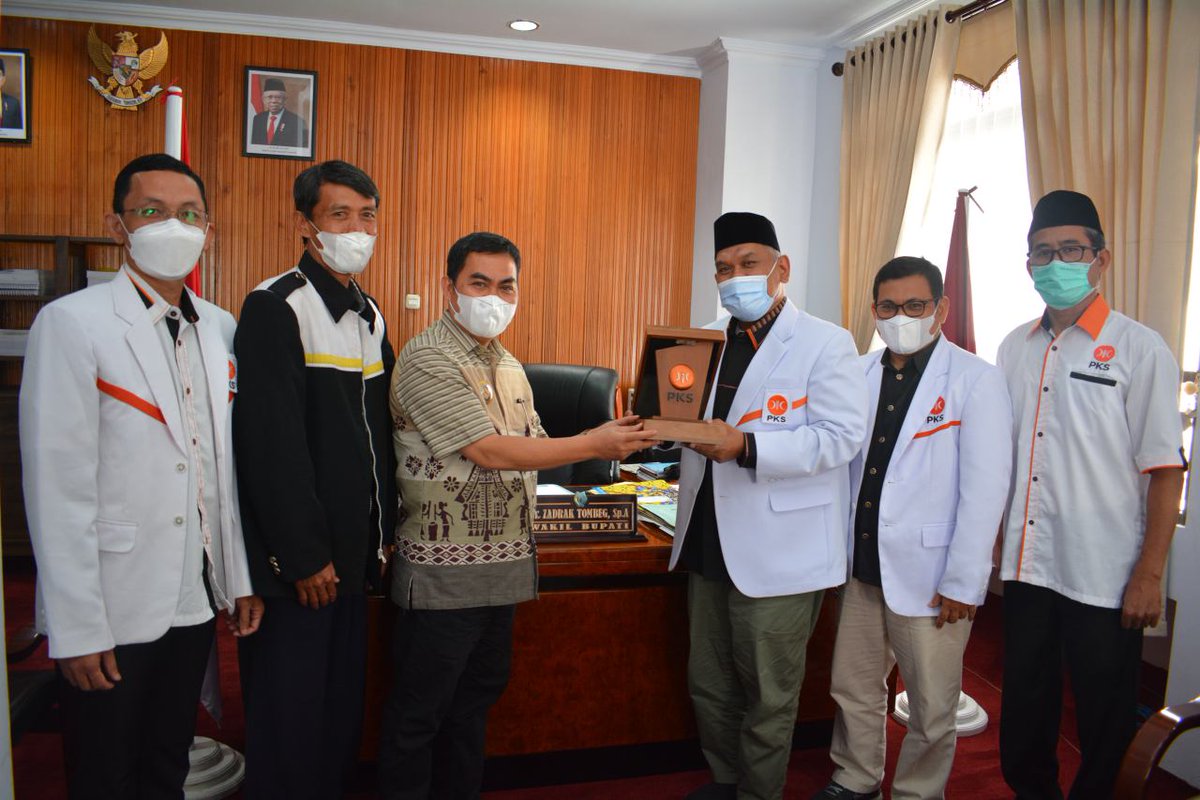 Ketua DPW PKS Sulsel Muhammad Amry Arsyid silaturahim dengan Bupati Tana Toraja, Theofilus Allorerung. Kedatangan pengurus PKS Sulsel disambut baik orang nomor satu di daerah yang dihuni mayoritas umat Kristiani di Sulsel tersebut. Pengurus PKS Sulsel juga bertemu Wakil Bupati