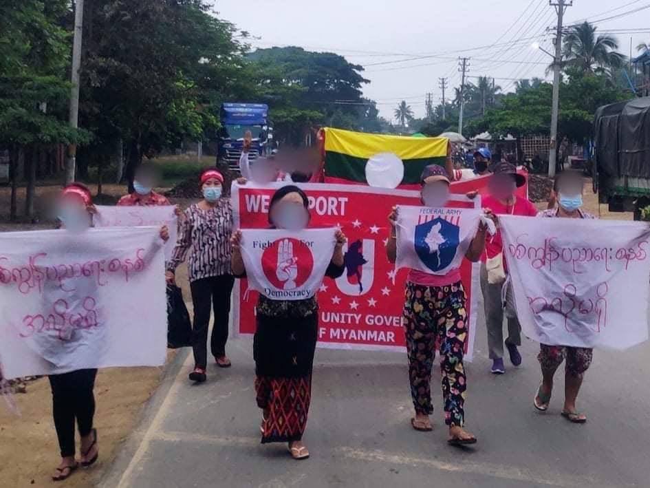 yesssliao's tweet photo. People in MOGAUNG, Kachin State, marched to protest military oppression. #RejectCoupRejectASEAN #June6Coup #WhatsHappeningInMyanmar https://t.co/ghu4ZX7huX