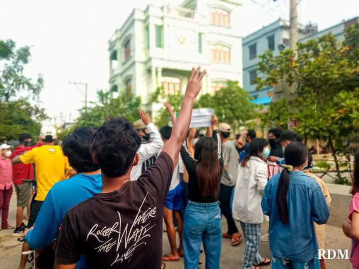yesssliao's tweet photo. Despite the Junta's daily brutality, Alliance Strike was observed marching through Mandalay's streets in defiance of the Genocidal Military Dictatorship. #RejectCoupRejectASEAN #June6Coup #WhatsHappeningInMyanmar https://t.co/TfHt9zutHO
