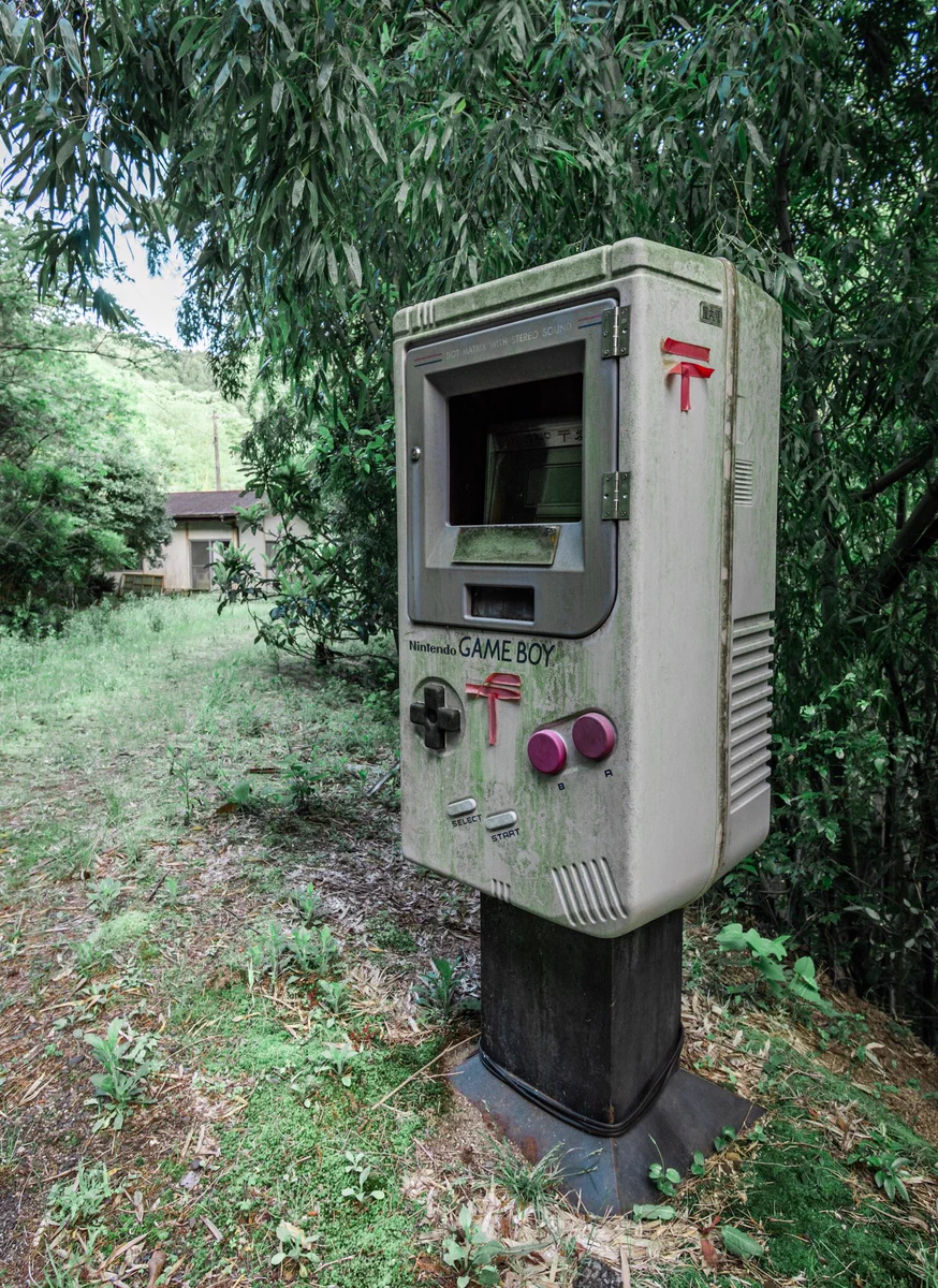 隠れた珍スポット？山奥にひっそりとゲームボーイの形をしたポストがあるwww