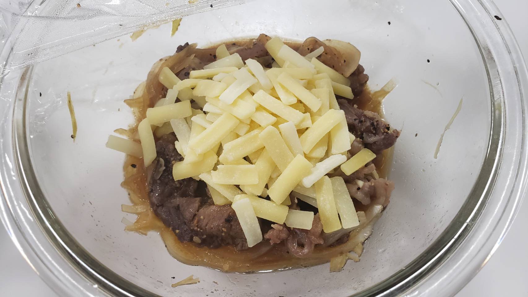 リュウジ 料理のおにいさんバズレシピ これ食ったらチーズ牛丼の素晴らしさ わかります 世界一簡単で旨いチーズ牛丼 だしと醤油ではなく 焼肉のたれとめんつゆで超簡単でチーズに合う味付けにしてます どうか 美味しい という理由で有名になって