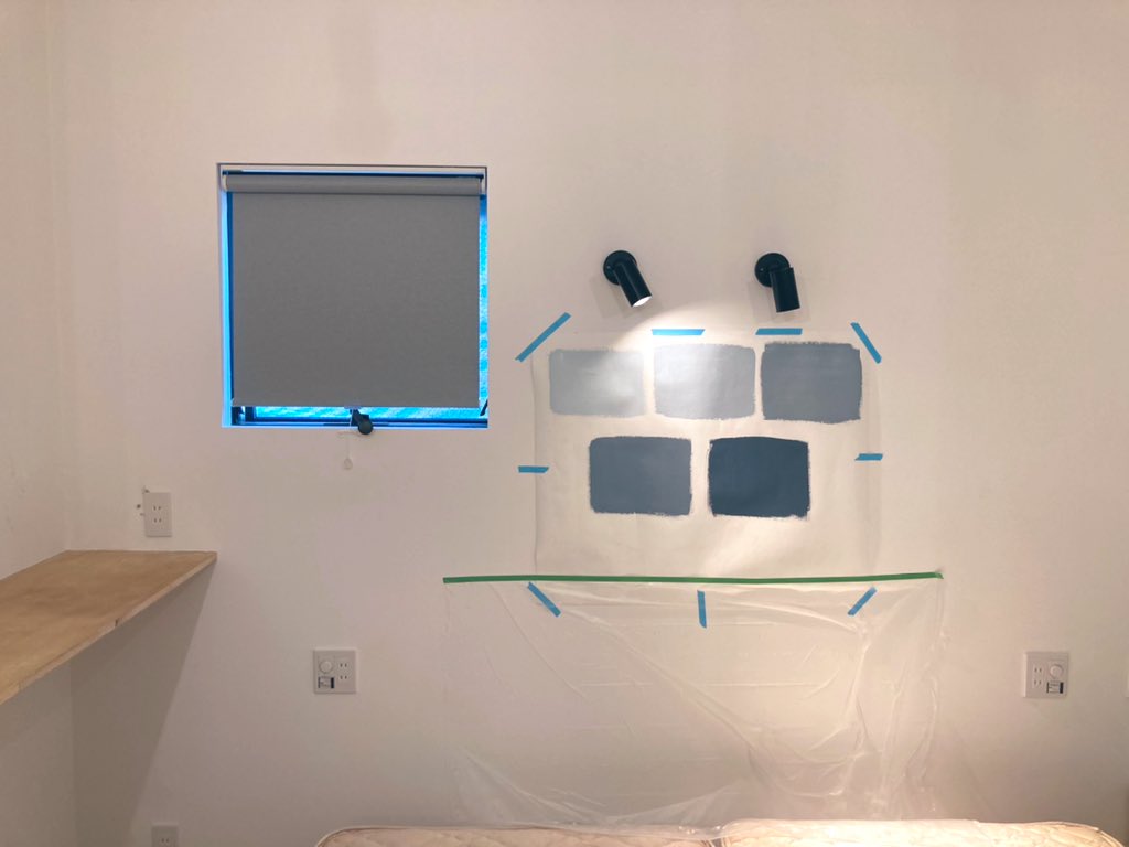 アニー ベッドベッド側の壁面にスポットライトを付けたら浮いてしまったので塗装しようかなと サンプルを取り寄せてみた グレー の中に青味のあるブルーグレーで濃淡を比較𓀚 ぷちダッシュ村 Diy 民泊 簡易宿所 Airbnb 箱根 T Co