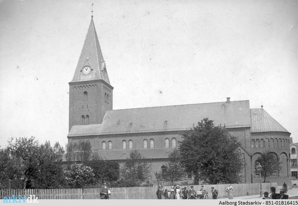 #SOGNENEDLUKNING: HistorieAalborg læsesalen er lukket indtil videre, fordi vi ligger i Vor Frue Sogn, som er ramt af corona-nedlukning. Vi kommer naturligvis med information, når vi ved, hvornår læsesalen kan åbne igen. 
Foto:Vor Frue Kirke o. 1900. #coronaaalborg2021 #aalborg