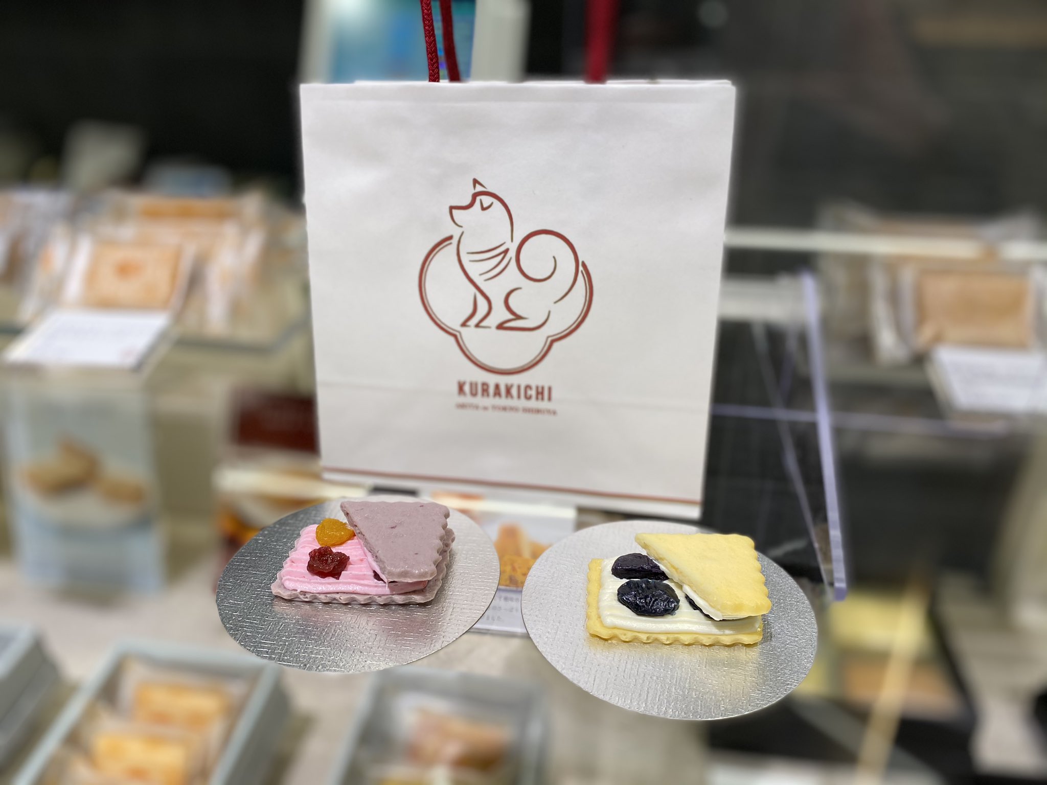 渋谷 東急フードショー くら吉 秋田県角館の菓子店 厳選した素材 職人による手作りと製法にこだわっています 渋谷 東急フードショー限定商品 左 プレミアムラズベリーウィッチ 右 プレミアムシャインマスカットウィッチ 各 432 税込 渋谷