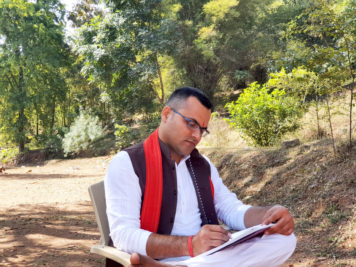 सौरभ द्विवेदी saurabh dwivedi (@saurabh_108) on Twitter photo खुले आसमान के नीचे सूर्य के प्रकाश में
है प्राणवायु का आगमन मेरी हर साँस में
जाने को नहीं चाहता अब और कही ये मन
है संग मेरे क़ुदरत यहाँ मेरे निवास में
<a href="/Hindi_panktiyan/">हिन्दी पंक्तियाँ</a>
<a href="/sahityasrijan/">Sahitya Srijan | साहित्य सृजन</a>
<a href="/DrKumarVishwas/">Dr Kumar Vishvas</a>
<a href="/manojmuntashir/">Manoj Muntashir Shukla</a>
#प्रकृति_का_सान्निध्य
#naturelover खुले आसमान के नीचे सूर्य के प्रकाश में
है प्राणवायु का आगमन मेरी हर साँस में
जाने को नहीं चाहता अब और कही ये मन
है संग मेरे क़ुदरत यहाँ मेरे निवास में
<a href="/Hindi_panktiyan/">हिन्दी पंक्तियाँ</a>
<a href="/sahityasrijan/">Sahitya Srijan | साहित्य सृजन</a>
<a href="/DrKumarVishwas/">Dr Kumar Vishvas</a>
<a href="/manojmuntashir/">Manoj Muntashir Shukla</a>
#प्रकृति_का_सान्निध्य
#naturelover