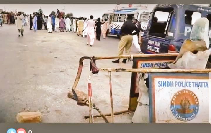 ZoyaAsghar4's tweet photo. Latest updates 
Makli police has stopped carvans 
#SindhRejectsBhariaTown https://t.co/lj145zCptZ