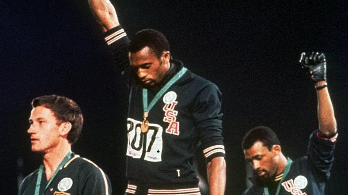 Il #6giugno 1944 è nato #TommieSmith. Dopo aver vinto l'oro a Mexico '68 nei 200, lui e John Carlos, 3°, si girarono verso la bandiera Usa e, senza scarpe, alzarono un pugno con guanto nero ma con braccia diverse: Carlos aveva dimenticato i suoi guanti e Smith gliene prestò uno.