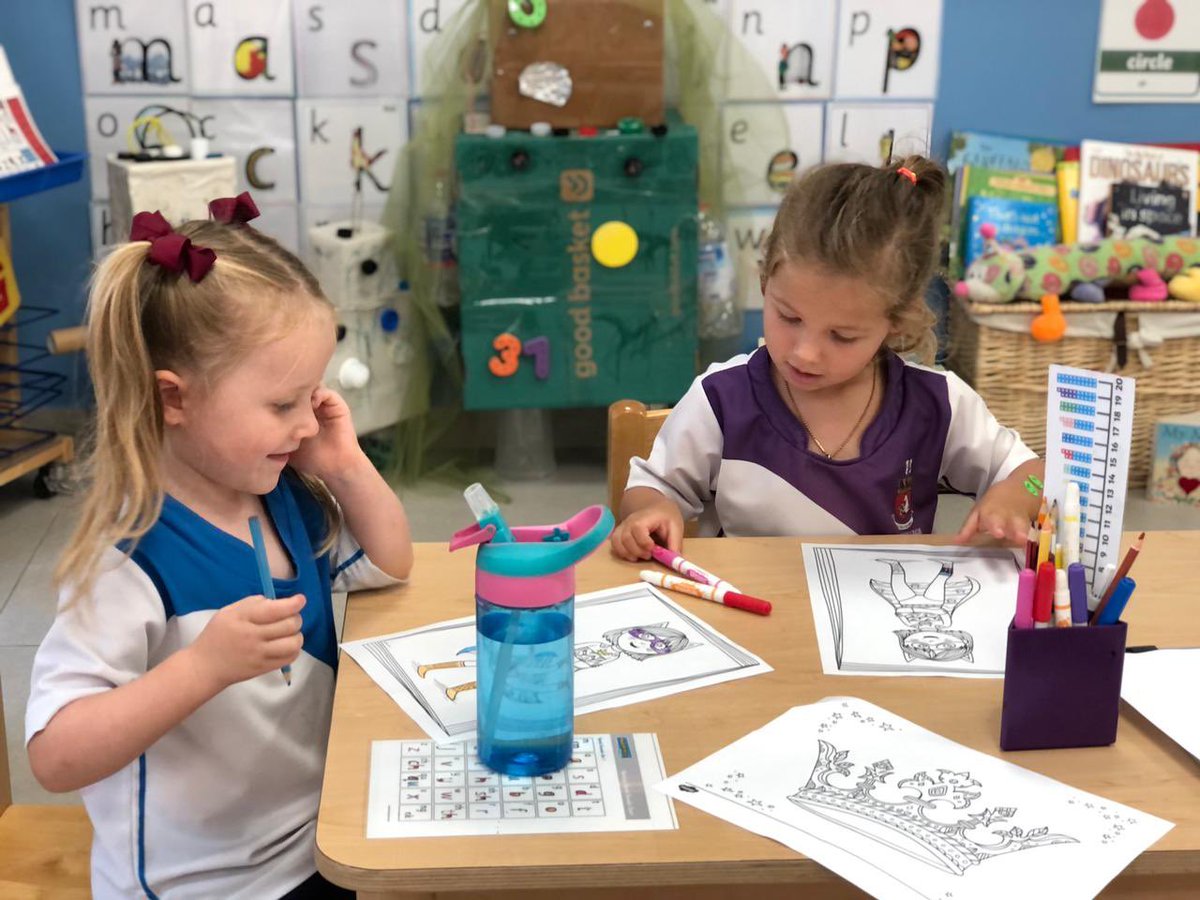 kcd_fs1's tweet photo. The girls are busy talking about their favourite superheroes while colouring #fs1supergirls #mindfulness #fs1friendships #finemotorskills https://t.co/kZ6HFCq0Qr