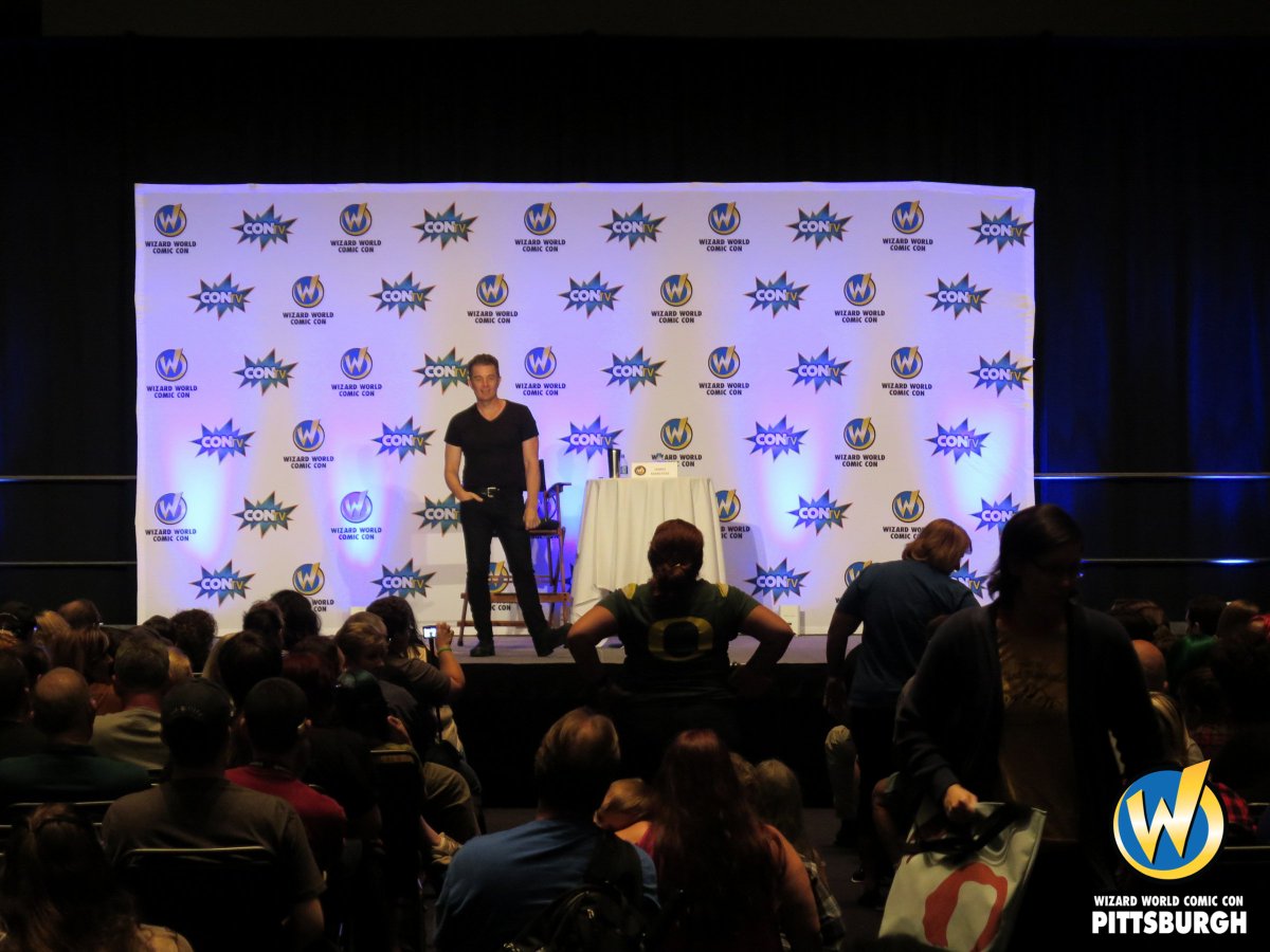 jamie_marsters's tweet photo. Pics of the Day: @JamesMarstersOf getting his chat on at @WizardWorld Pittsburgh 2015 

#JamesMarsters #WizardWorld #WizardWorldPittsburgh #IFeelLikeChattyJamesIsJamesAtHisMostNatural #ManKnowsHowToChat #AndHereWeSeeAWildJamesInHisNaturalHabitat #ChattingAway https://t.co/9fBWMpKul2