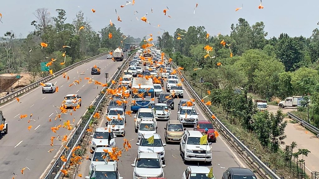 अंबाला से दिल्ली कूच के लिए किसानों का बड़ा काफिला दिल्ली की तरफ रवाना...