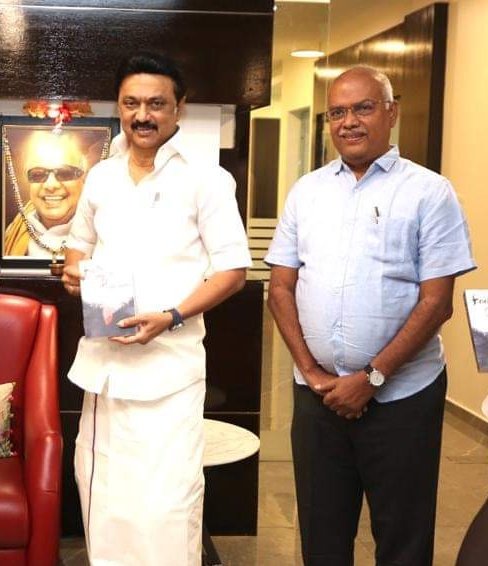 Timepassna's tweet photo. பாசிஸ்டுகளைத் தெறிக்க விடுபவர்
எளிய மொழியில் வலிய செய்திகளை மக்களுக்குத் தெளிவுபடுத்தும்
திராவிட இயக்கப் பொருளாதார மேதை...
#DravidianDevelopment
Pass it on 🔄 https://t.co/mOgMTFjdoq
