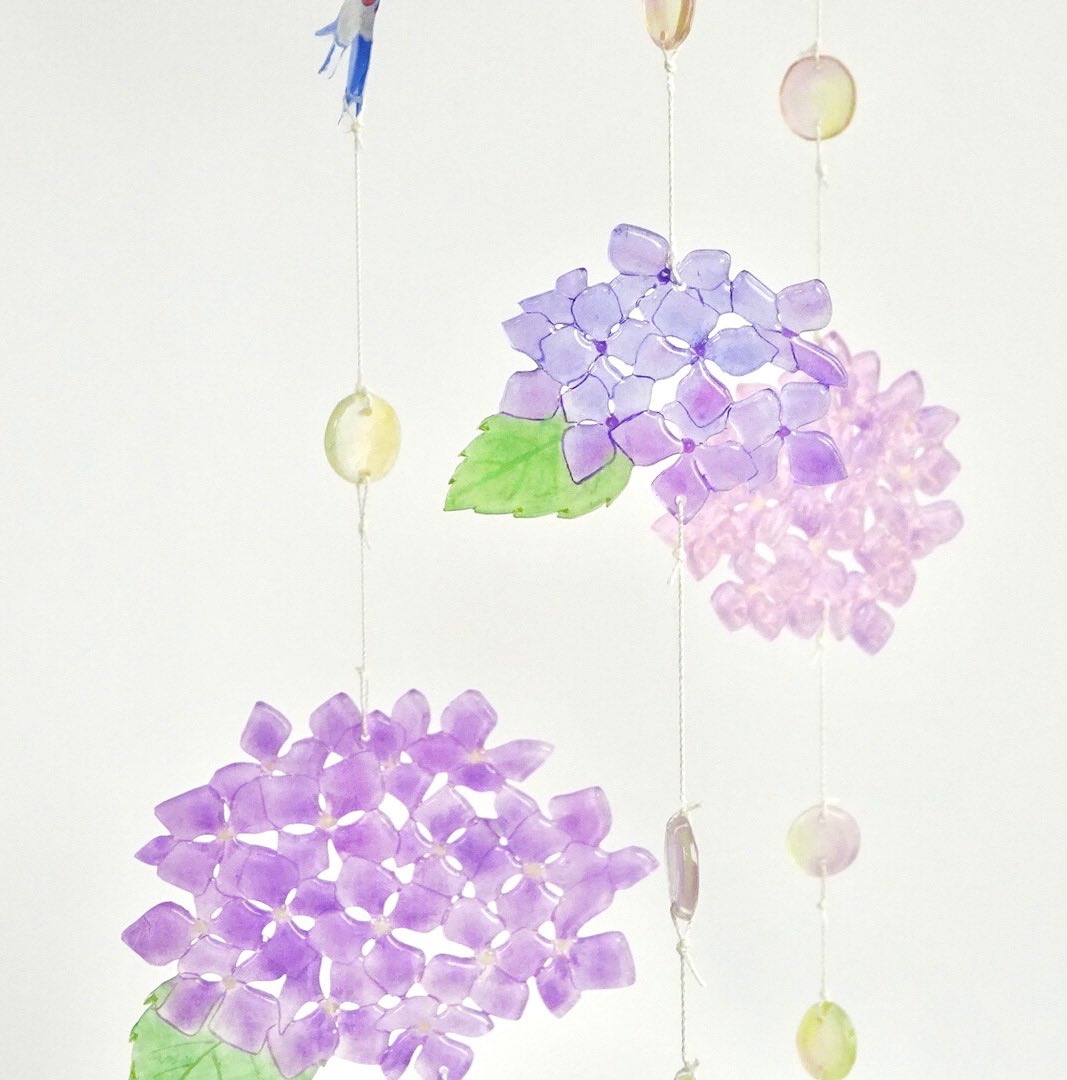 Atelier Hiwa 紫陽花の日 と聞き うちの庭の紫陽花と 紫陽花モビールです 紫陽花 アジサイ あじさい モビール ハンドメイド 庭の花 プラ板モビール プラバンモビール