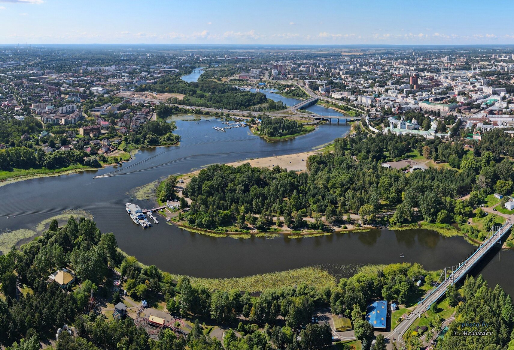 Сколько река ярославль. Река которосль ярославль. Река волга и которосль ярославль. Река волга ярославль. Парк стрелка ярославль.