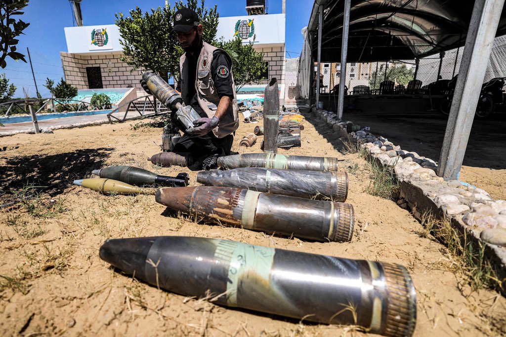 seketulawan's tweet photo. Usaha untuk mencari misil yang tidak meletup tinggalan pengganas Israel dalam Perang Saif Al-Quds berterusan.

Misil-misil ini perlu dijejak untuk dimatikan agar tidak membunuh mana-mana orang awam Palestin di Gaza terutamanya kanak-kanak yang sedang bermain.
_ https://t.co/jV2gjBlSXf