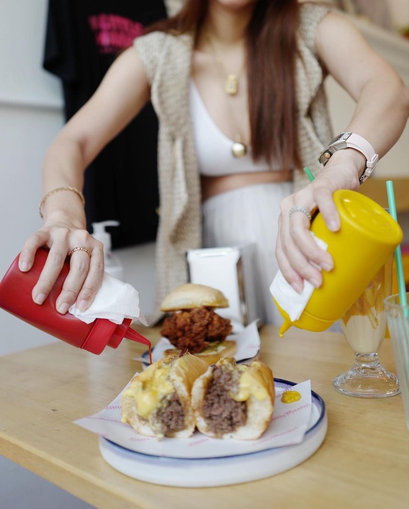 รับketchup หรือmustard เพิ่มมิคะ😝😛