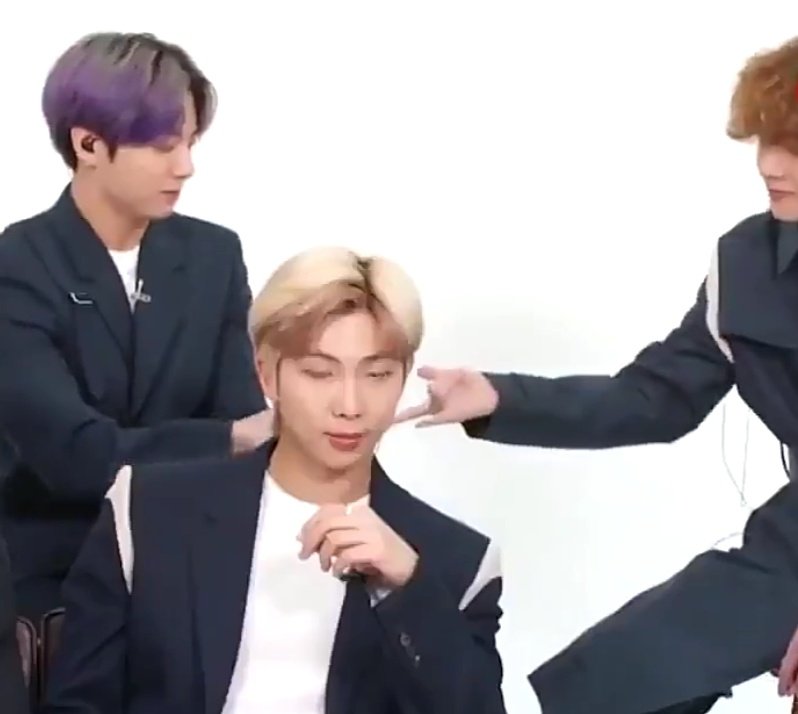 Arpitha60914380's tweet photo. In the interview we really got taekook handshake back.. I Mena the way all are sitting in serious expression then there is v and jungkook.. Just imagine how @BTS_twt tried hard to not laugh #taekook #BTSIndianArmy #BTSINDIANINTERVIEW #bts #BTSonENOW #BTSARMY #BTSFesta https://t.co/HbOIH47vlm