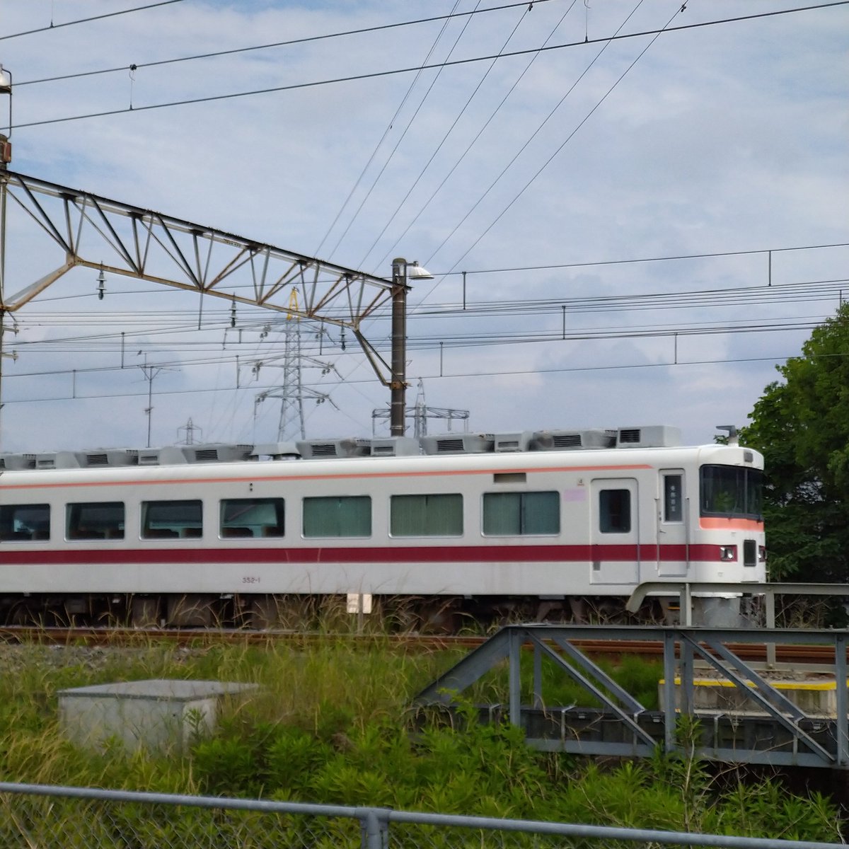 masasi0926's tweet photo. 東武鉄道 350系352F やはり廃車回送されてた😩方向幕取り外ししてあった。旧急行両毛号の中間車両を先頭車に改造やトイレ位置を方転など手間がかかってますね。もう少ししたら解体始まりそう😭 #東武鉄道 #350系 #352F https://t.co/6dal07qVKr