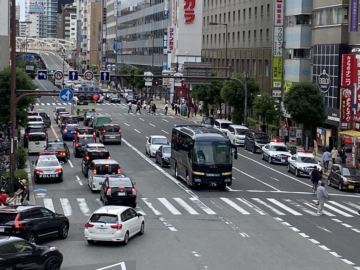 Maru Bichon Frise 覚醒剤使用疑いのカップルを警察がついて回ってました パトカーそんなに必要 って思いましたが途中仲間の車に乗り込もうと失敗して逃走した車をパトカーが追跡してましたね カップルは電車で天王寺に行ったみたいです