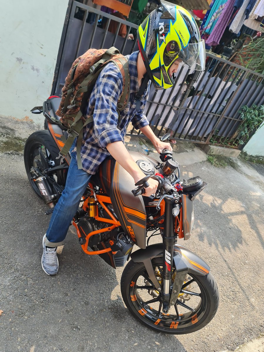 Anakku ber - S U N M O R I dengan mainannya ... 😁😁😁 #KTM