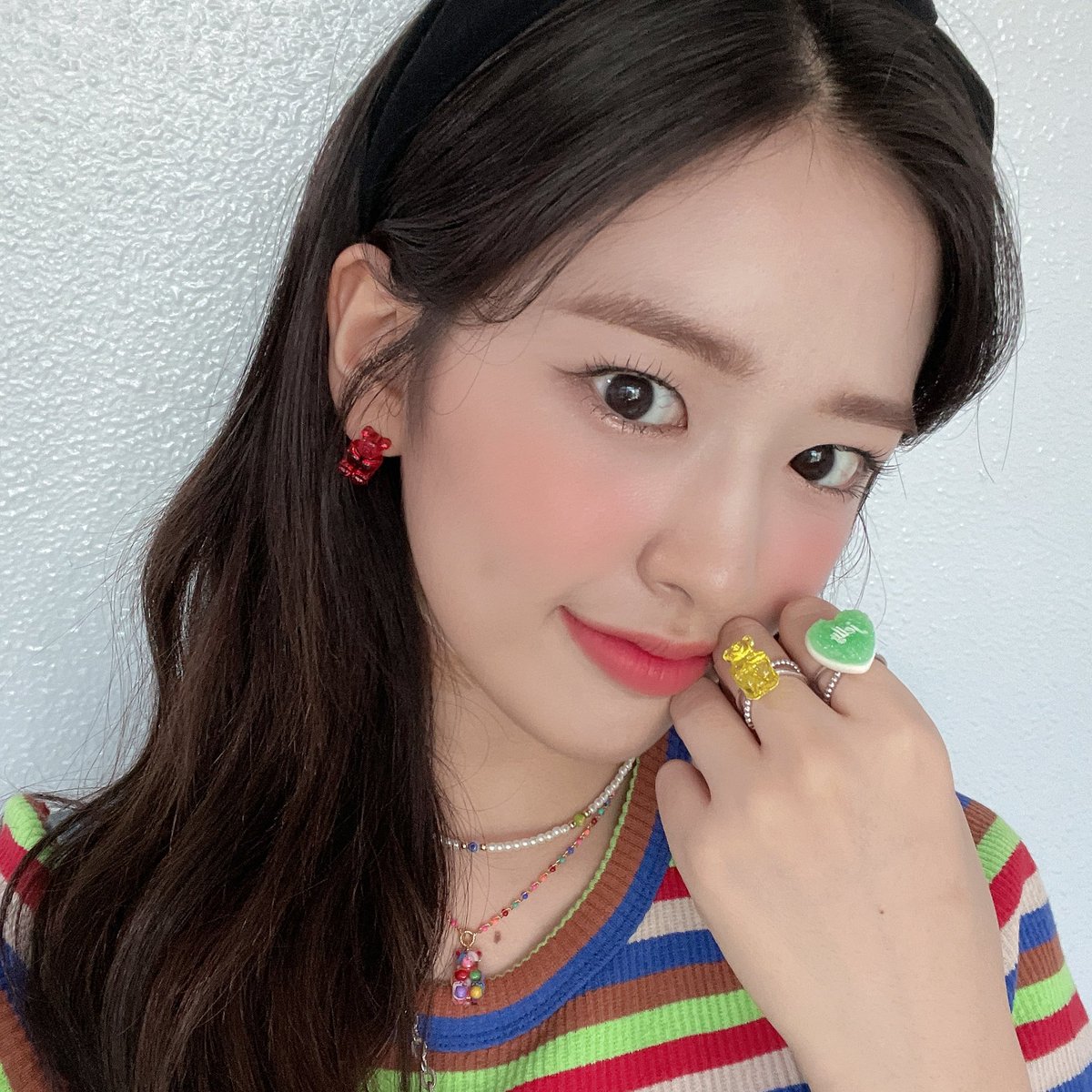 STARSHIPent's tweet photo. [#안유진]
210606 #SBS #인기가요 완료 💕

꾸러기룩도 완벽 소화한
알록달록 멜빵지니! 🌈
젤리보다 말랑말랑한 웃음으로
일요일 에너지 가득 충전 시킨
오늘의 지니가요 완료! 💙

#유진 #ユジン #ANYUJIN https://t.co/SENOWU2KfU