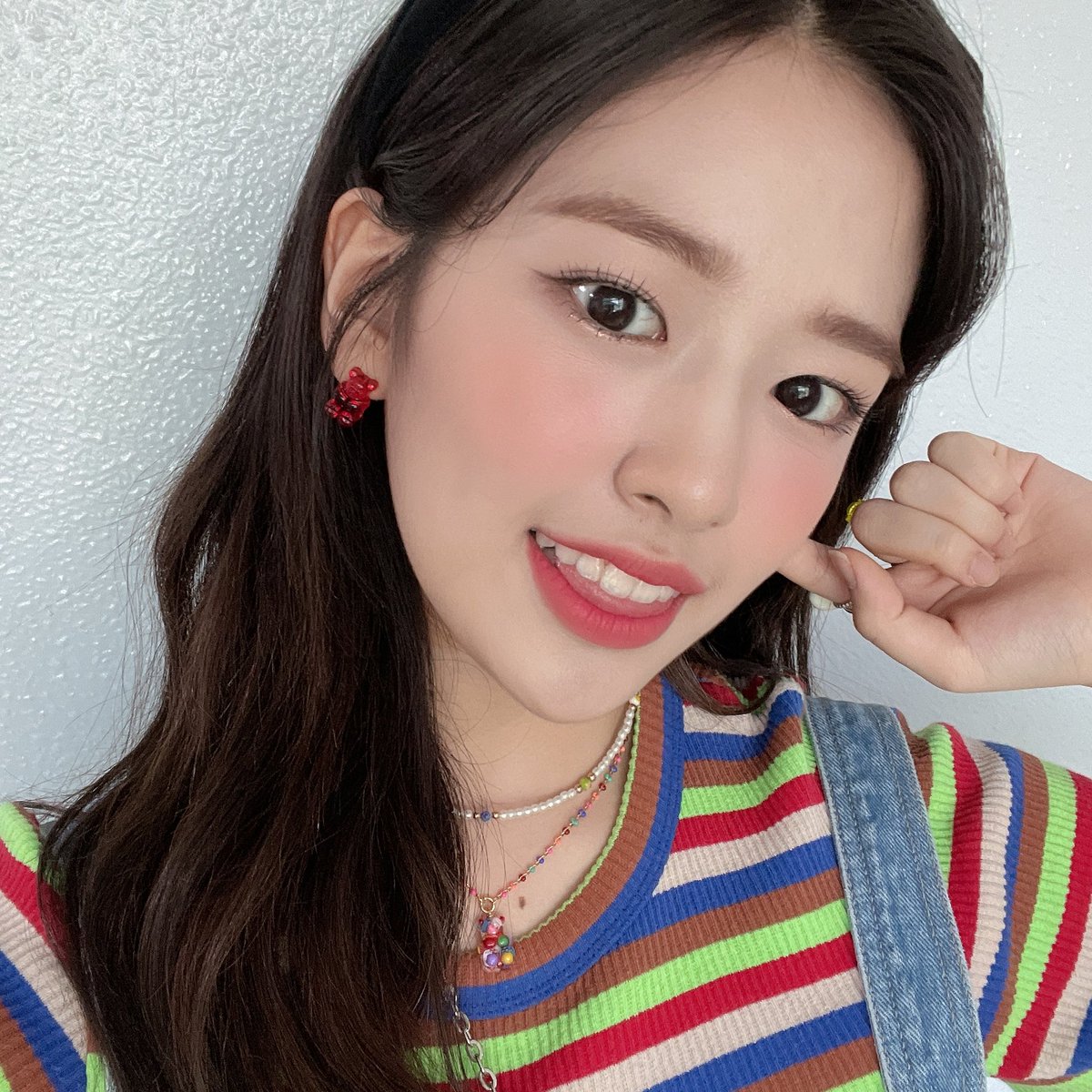 STARSHIPent's tweet photo. [#안유진]
210606 #SBS #인기가요 완료 💕

꾸러기룩도 완벽 소화한
알록달록 멜빵지니! 🌈
젤리보다 말랑말랑한 웃음으로
일요일 에너지 가득 충전 시킨
오늘의 지니가요 완료! 💙

#유진 #ユジン #ANYUJIN https://t.co/SENOWU2KfU